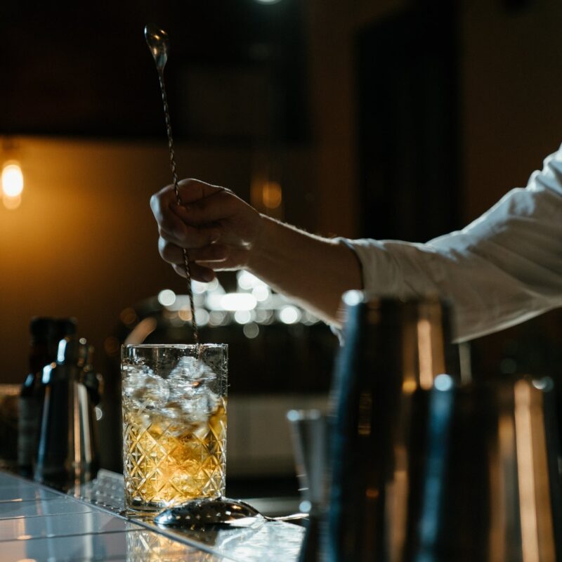 Bartender cocktail maken
