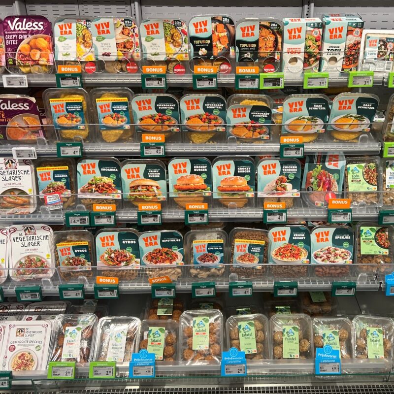 Schap met vleesvervangers